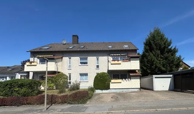 Mehrfamilienhaus mit Balkonen und Garage, Außenansicht