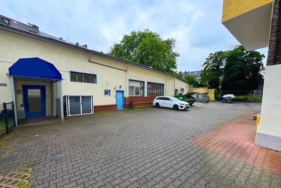 Gewerbehalle mit Hof und Stellplätzen