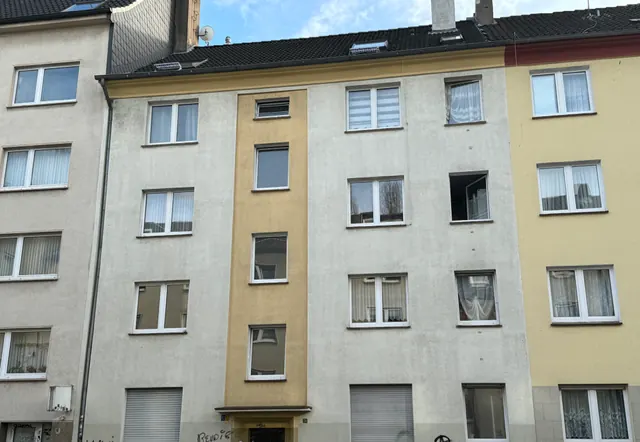 Mehrfamilienhaus mit hellen Fassadenabschnitten