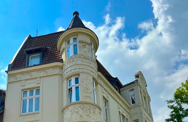 Altbau-Mehrfamilienhaus mit Erkerturm und Stuckfassade