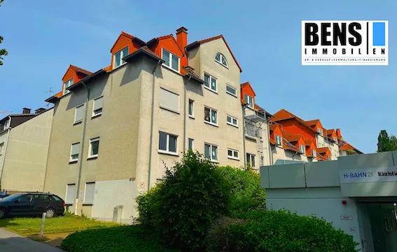 Mehrfamilienhaus mit roten Dachgauben, Außenansicht