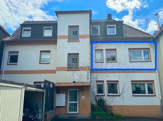 Mehrfamilienhaus mit markierter Wohnung im Obergeschoss