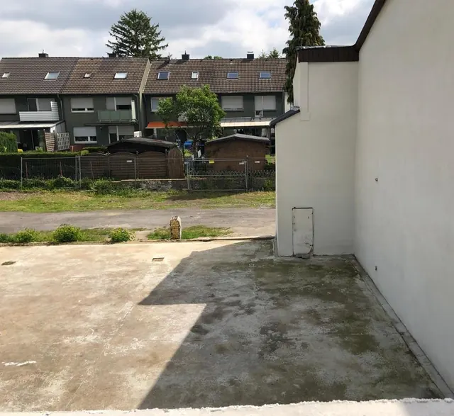 Grundstück an der Gebäudewand