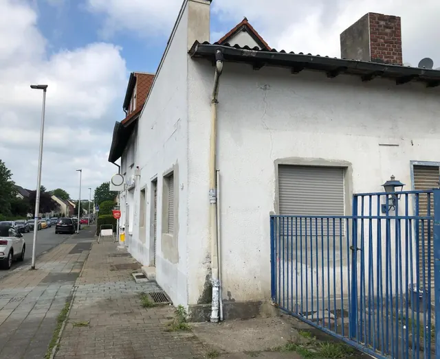 Straßenansicht mit Tor