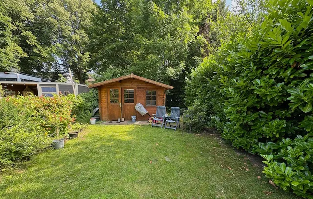 Garten mit Rasen und Gartenhaus