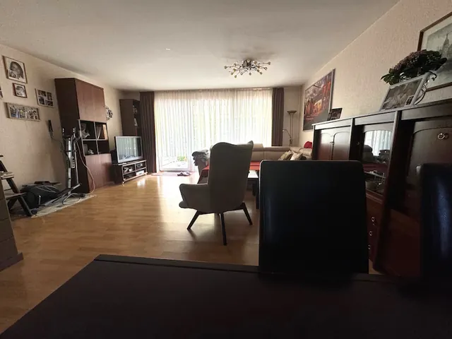 Wohnzimmer mit Parkett und großer Fensterfront