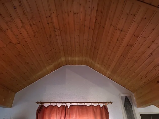 Dachgeschoss mit Holzdecke