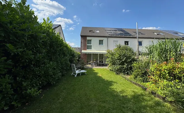 Garten mit Blick auf die Rückseite des Hauses