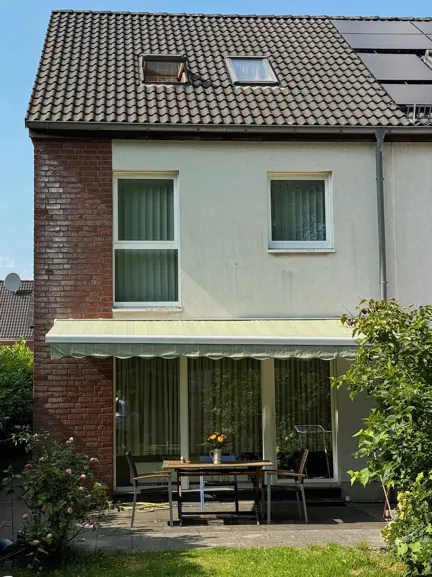 Rückansicht mit Terrasse