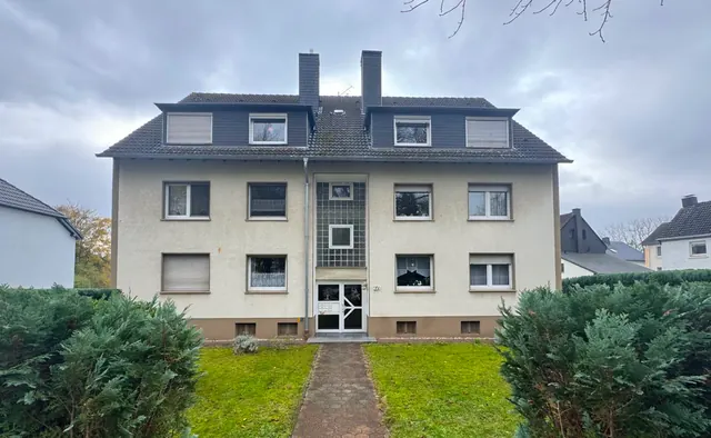 Mehrfamilienhaus mit Vorgarten, Außenansicht