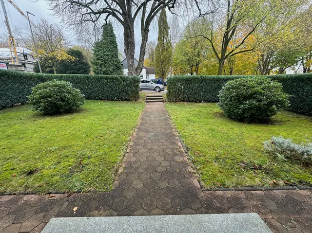 Vorgarten mit Weg zum Haus