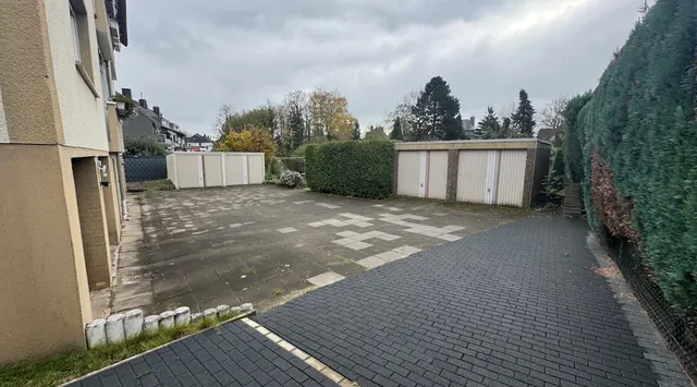 Hof mit Garagen