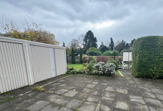Garagenhof und Garten